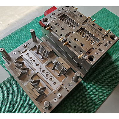 Stampo per raccordo in plastica